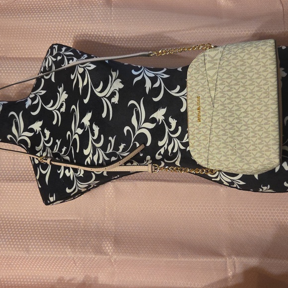 BNWT:  Michael Kors Cream/Blush Crossbody Bag with Gold Chain OBO - Picture 6 of 11